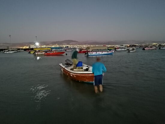 Der Morgen erwacht und die ersten Fischer fahren mit ihren kleinen Booten raus zum Fischen