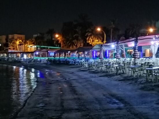 Aneinanderreihung von Shishabars gegenüber der Pier's dieser schwimmenden Stahlkolosse mit Massen von zahlenden Lebewesen "Das Volk der AIDAianer und MeinSchiff...ler"