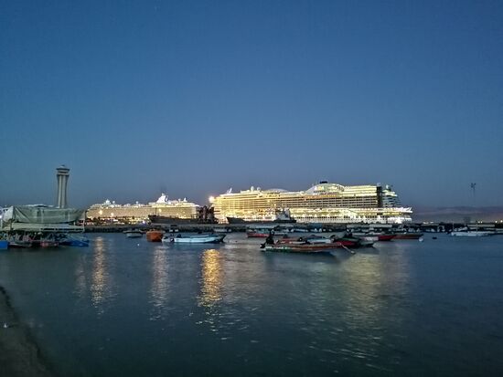 Blick von der Barseite aus zu den Liegeplätzen der schwimmenden Stahlgiganten der Touristikindustrie (links "Mein Schiff" - rechts "AIDA - Prima")