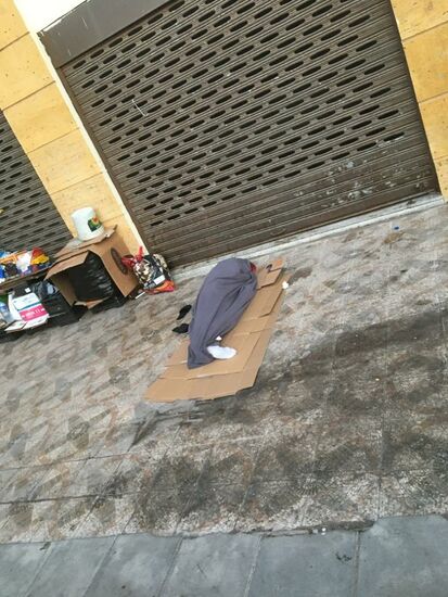 Einige Landsleute verbringen die Nacht gleich neben ihren Habseligkeiten, den kleinen Straßengeschäften...