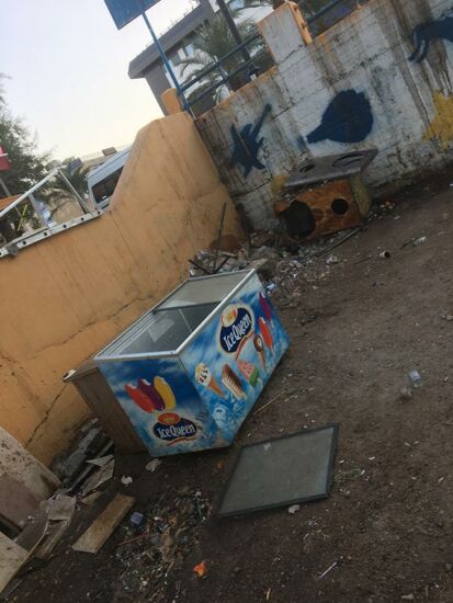 Das ist ein riesen Problem: die Entsorgung sämtlicher ausrangierter Gerätschaften jeglicher Art...selbst beim Schnorcheln im Roten Meer, ein Wust an leeren Getränkedosen...teilen sich dieses Habitat mit den noch zu sehenden Fischis...Trauriger Anblick