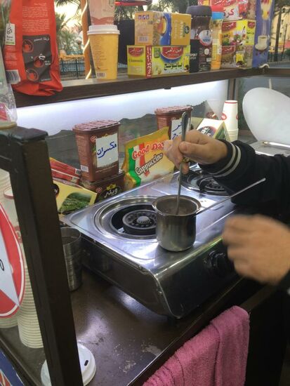 ...mit Kardamom verfeinert, ist dieser ein Genuss...da kommen die super teueren Hightech Kaffeeautomaten kaum mit!!!