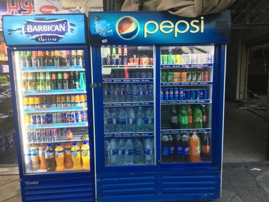 Auch ein alltäglicher Straßenanblick, die stromfressenden Glaskühlschränke, stetig gefüllt mit „gesunden“ Erfrischungsgetränken