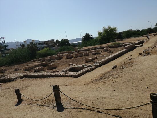 ...naja, nachdem, was wir bisher sehen konnten, ist das hier ein kleiner Sandkasten mit ein paar Steinchen drin....lohnt nicht wirklich