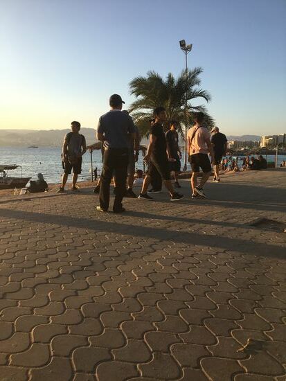 Kurz vor Sonnenuntergang noch reges Treiben auf dem schmalen öffentlichen Strandabschnitt.