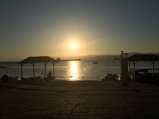 Wiedermal neigt sich ein sonniger Tag in Jordanien dem Ende entgegen und das Licht verschwindet hinter der gegenüberliegenden Gebirgskette von Israel...ach...schäään war‘s...wenn nur nicht der viele Müll wäre.