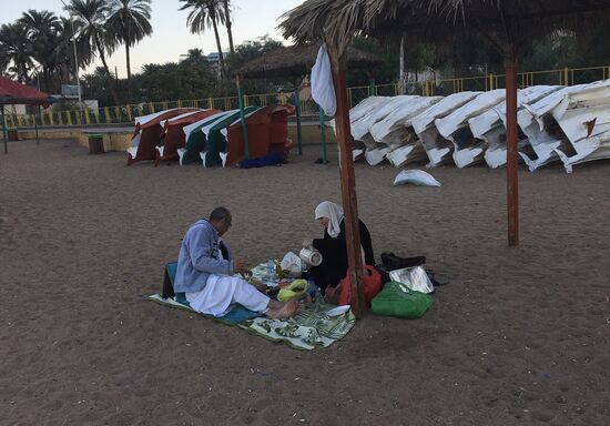 Wieder ein paar Frühbilder von Dirk: hier um 6 Uhr -die Jordanier am Strand beim Picknick....