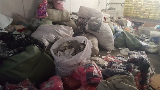Das ist der „Dachboden“ von einem der Straßenhändler—ich staune nicht schlecht—
