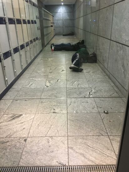 Mitten in der Nacht sind wir am Bahnhof Spandau. Und hier fühlen wir uns in den 2 Stunden Wartezeit so unwohl wie in keinem der beiden Länder von denen wir gerade kommen.
Traurig aber wahr: offensichtliche Prostitution, Süchtige und Menschen ohne Wohnsitz, die hier schlafen, urinieren und aggressiv gegenüber den Beamten sind.