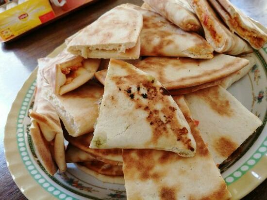 Das ist unser Frühstück: gefüllte Teigfladen—-seeeehr lecker!!!