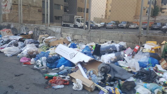 Durch die Revolution und den Streik liegen überall Berge von Müll.