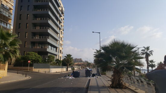 Wir gehen los zur Corniche und machen uns auf den Weg zu den „Pigeon Rocks“
Hier sind noch die verkohlten Reste von den gestrigen Aktionen