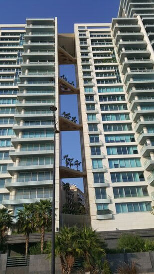 Riesige Hochhäuser säumen die Promenade-aber erschreckend: alle leer!!!