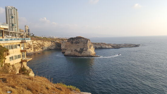 Es gibt einige, wenige Restaurants an der Küste. Aber sie müssen um Gäste kämpfen—kaum jemand sitzt darin