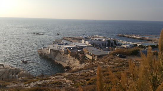 Ab und zu erscheint mal ein schicker Yachtclub—aber auch hier: bewaffnete Sicherheitskräfte, aber kaum Publikum