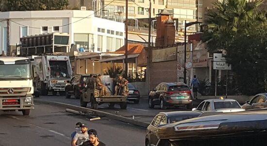 Wieder begleitet von bewaffneten Militär...