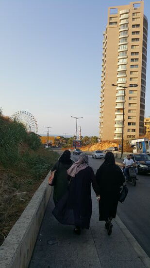 Auch diese 3 libanesischen Damen zücken ihre Handies und filmen.
Wir vermuten, dass es der Siegeszug für die gestrige Aktion war!