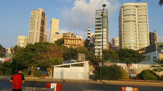 Eine historische, verlassene Villa zwischen modernen, aber ebenfalls verlassenen Hochhäusern