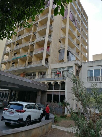 Unser Hotel—das „Beau Rivage“ es ist sehr abgeranzt—auch die Zimmer
Der Mann an der Rezeption kann uns auch nicht sagen, ob die -straßen inzwischen passierbar sind und empfielt uns den Strand zu genießen, der hier gleich vor der Tür ist.