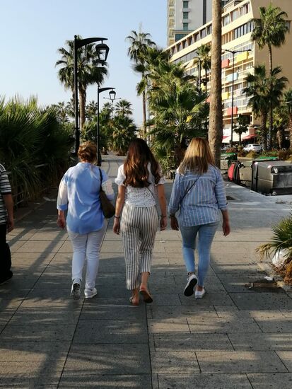 3 junge Hinterteile....—von 3 Libanesinnen