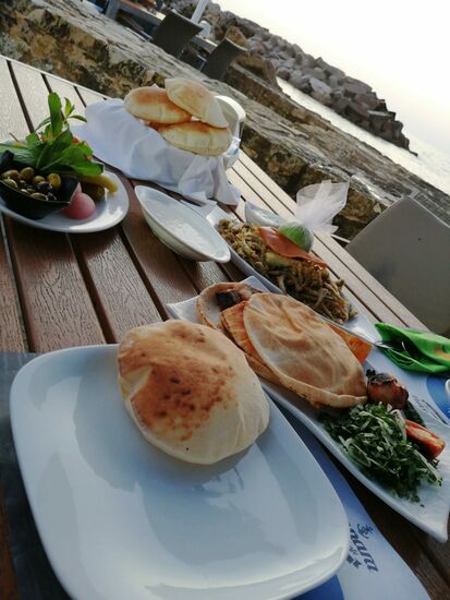 Wir bestellen Grillfleisch und frittierte kleine Fische und bekommen dazu Unmengen Fladenbrot und Gemüse und Soßen. Alles schmeckt herrlich!