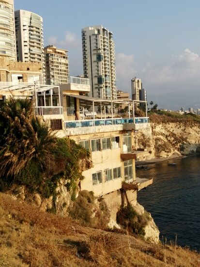 Traurige Leere und Verfall. Man beachte die maroden ungesicherten Balkone