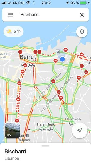 Miryam von der Rezeption kann uns noch nichts zur Situation auf den Straßen sagen, Bei Google Maps sehen wir dass alle Straßen gesperrt sind und wir aus Beirut nicht heraus kommen.
Auf meiner Liste steht noch das Nationalmuseum-ob es geöffnet ist, kann uns allerdings auch keiner sagen.
Gestern war es aufgrund der Situation geschlossen