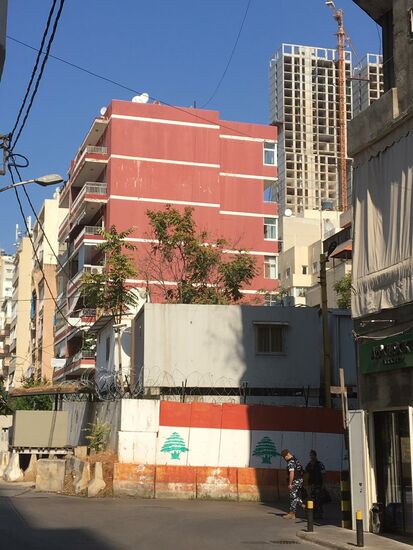 Dirk kann es nicht lassen und muss Fotos machen. Das ist nicht erlaubt und prompt wird er erwischt. Er läßt das Handy in der Hosentasche verschwinden....