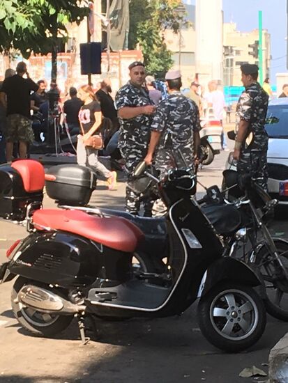 ...und als der Mann auf ihn zukommt, zieht er das andere HAndy aus der anderen Hosentasche und zeigt ihm dass er lediglich das Navi benutzt hat.....puuhhh