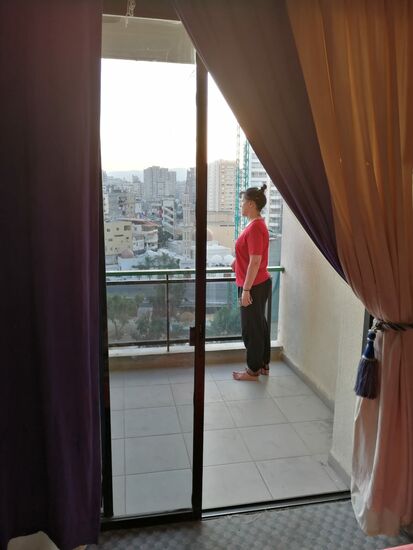 Guten Morgen Beirut, Tag 2 beginnt, das Tinsche schaut nachdenklich und ihre Blicke schweifen in die Ferne.