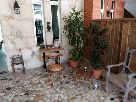 Fahdi hat sehr viel Klimmbimm aus Deutschen Landen dort im Hostel rumliegen und zu jedem Teil eine Geschichte parat