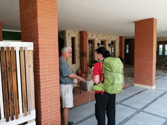 Er meint schmunzelnd, dass er alle Einnahmen wieder nach Deutschland bringt und zeigt dabei stolz auf seinen riesigen Mercedes aus den 70igern.
Den hat ihm sein Bruder in Germany gekauft auf dem Landweg bis nach Libanon gebracht.