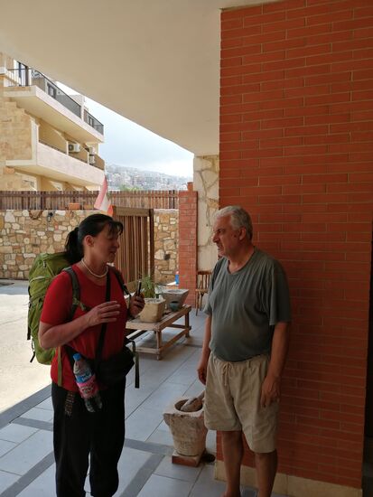 Hier werden wir sofort von einem netten Herrn—-Fahdi —empfangen.
Er bietet uns ein Zimmer zum selben Preis wie im net und wir werden schnell handelseinig, als er uns auch noch ein Frühstück verspricht.