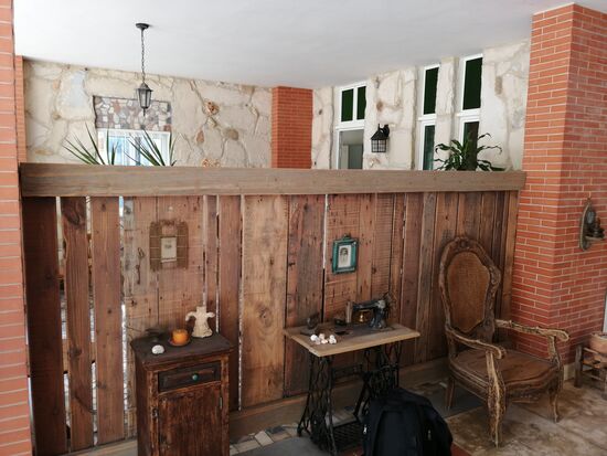 ...besonders war die Geschichte über seine Deutung des Firmenlogos auf der Singernähmaschine—die gespreizten Beine einer Frau und das gute Teil des Mannes soll da zu sehen sein. Da braucht man aber schon SEHR viel Phantasie!