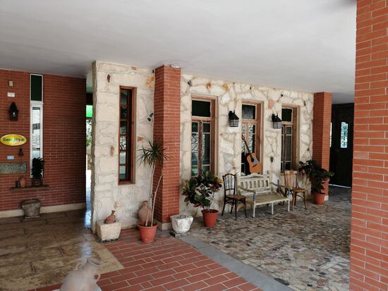 Hier oben ist es gemütlich und alles wirkt so friedlich nach dem Tumult der hinter uns liegt...