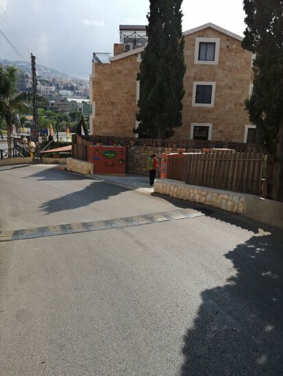 Das „Hotel Amada“ , welches ich rausgesucht—aber noch nicht gebucht habe befindet sich auf der Anhöhe, welche wir nun erklimmen