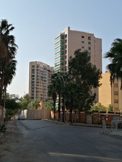 Neben unserem Hotel befindet sich die Irakische Botschaft.
Mit riesigen Betonmauern umgeben und mit Maschinengewehren bewaffneten Soldaten. Am Eingang standen junge Botschaftsangehörige mit karierter Schlafanzughose...unglaublich aber so war es.