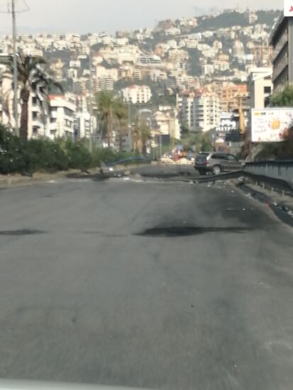 Dann die nächste....mir wird mulmig. Dabei stehen auch immer vermummte junge Männer. Einige tragen Tücher um Mund und Nase und viele die „Anonymus“ Masken—die sehen besonders gruselig aus