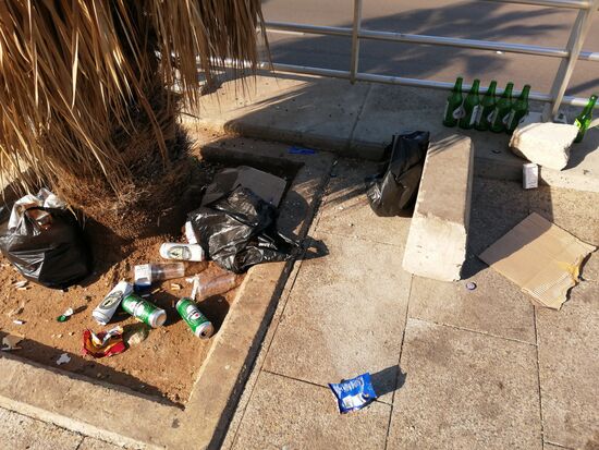 Ohne Worte, Müll...Müll...Mülll, hauptsächlich Bierflaschen und -dosen sowie teuere geleerte Schnapsflaschen—sogar guten Whiskey hat man hier gesüppelt