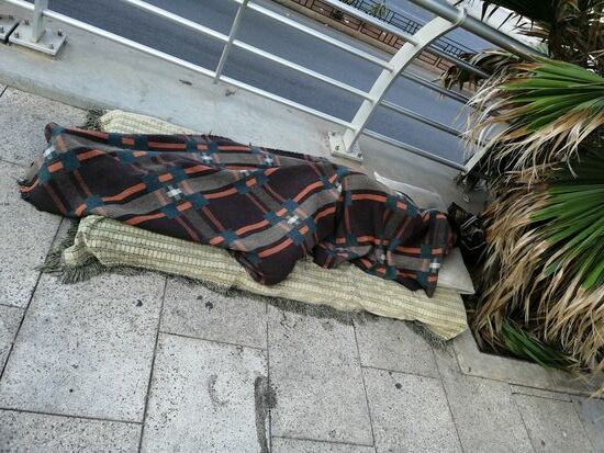 Da liegt was...ein Mann, ja, auch hier ist der krasse Gegensatz allgegenwärtig