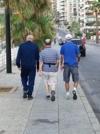 "reife Männer" beim morgentlichem Workout...für jeden ist was dabei, auch gut durchtrainierte "Schnuckelchen" joggen hier mit freiem Oberkörper die Strandpromenade entlang