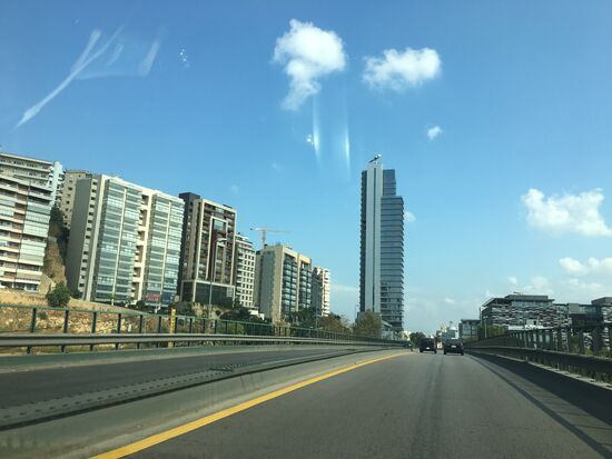 Schnellstraße nach Norden—überall sehen wir die Brandstellen von letzter Nacht