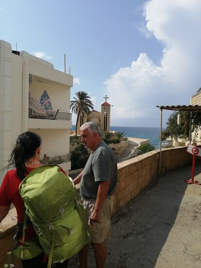 Hier sind außer uns tatsächlich noch 2 weitere Gäste aus Frankreich untergebracht.
Seine Schwester empfängt uns herzlich und wir bekommen unser Zimmer mit Meerblick und Balkon