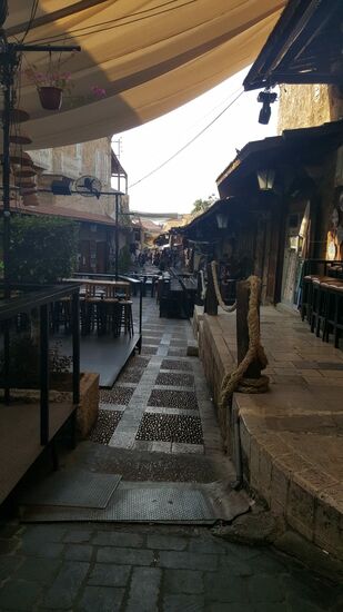 Wir erreichen das Zentrum von Byblos—eine einstige Touristenstadt—tatsächlich sehen wir hier auch einige Touris—zu Glanzzeiten muss es hier nur so von Gästen gewimmelt haben—es gibt immer noch Restaurants, Souvenirgeschäfte, Bars...so sehr ich die Orte ohne Touris liebe—hier ist es deprimierend!!