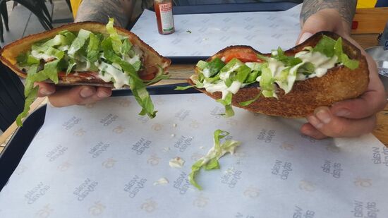 Vegetarisch gefüllte , knusprige Fladentaschen