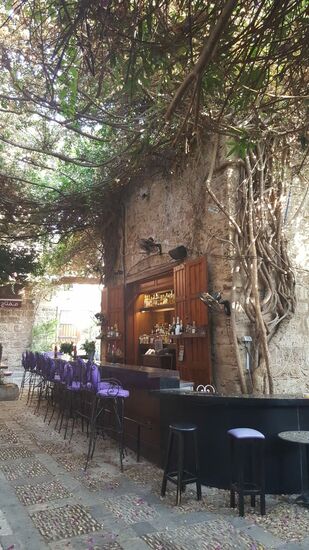 Eine hübsche, gemütliche Bar—-auch keine Gäste...