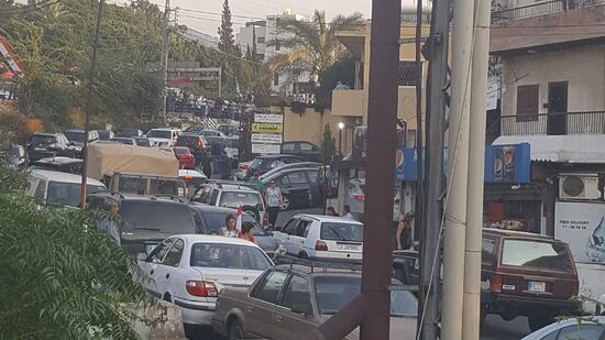 Es ist greulich: Ganz oben die Fußgängerdemos und hier die immer mehr wachsende Autoschlange, welche die Straßen verstopft. Hupen und schwenkende Libanon Fahnen—Protestrufe. Dazwischen schwer bewaffnetes Militär auf ihren Militärfahrzeugen