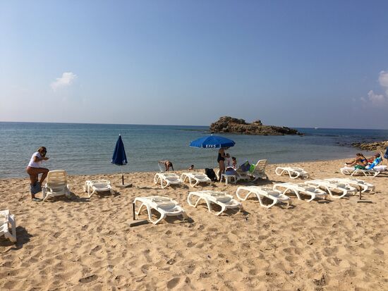 Besichtigung eines öffentlichen Strandes mit Strandbar an dem wir später zu Mittag essen wollen