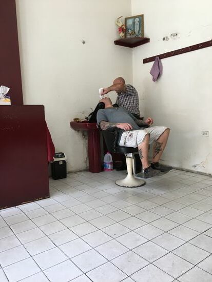 Der ältere Meister hat sich eh gelangweilt, da keine Kundschaft da ist und nimmt sich der Haarpracht an: erst waschen
