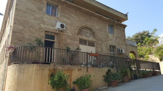 Das Schulgebäude der Armenier, diese scheint immernoch in Betrieb zu sein, wir hören Kindergeräusche im Hintergrund